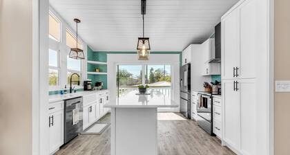 ☀Bates Avenue🐬Wrap Around Deck🏖️2 Minute Drive to Beach☀Quiet Location