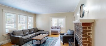 Spacious 2 Bedroom 1 Bath apt