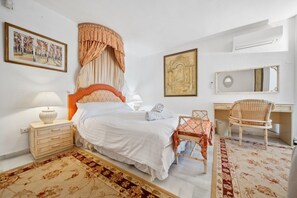 5 chambres, fer et planche à repasser, Wi-Fi, draps fournis
