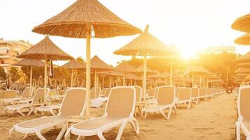 Sulla spiaggia, sabbia bianca