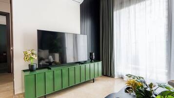 Studio – deluxe, 2 soverom, byutsikt | Oppholdsområde | En 55-tommers smart-TV med Parabol-TV samt filmkjøp