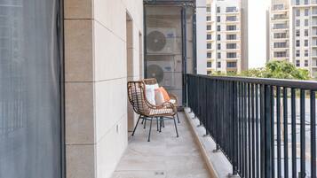 Premier Apartment, Garden View | Terrace/patio