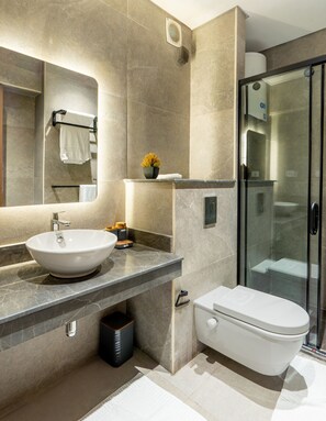 Superior-Apartment | Badezimmer | Regendusche, kostenlose Toilettenartikel, Haartrockner, Bidet