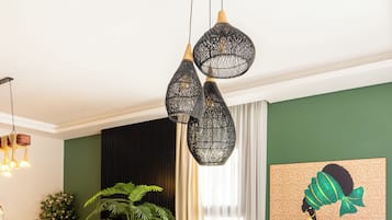 Leilighet – deluxe | Oppholdsområde | En 55-tommers smart-TV med Parabol-TV samt filmkjøp