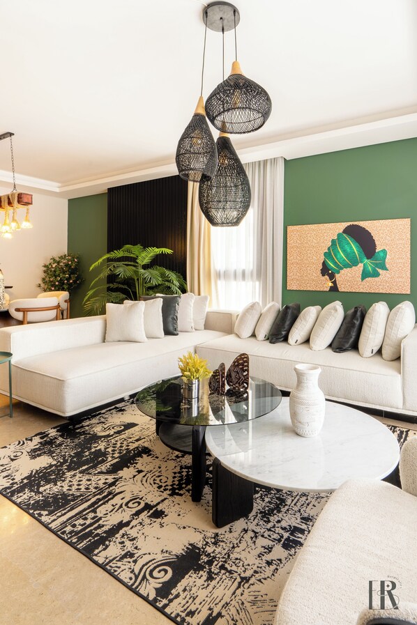 Căn hộ Deluxe | Khu phòng khách | Smart TV 55-inch có truyền hình vệ tinh, các kênh phim phải trả tiền 