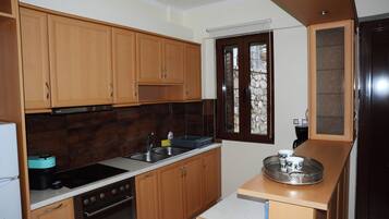 Exclusive Apartment, Mountain View | Private kitchen | Full-sized fridge, oven, stovetop, cookware/dishes/utensils