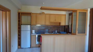 Exclusive Apartment, Mountain View | Private kitchen | Full-size fridge, oven, stovetop, cookware/dishes/utensils