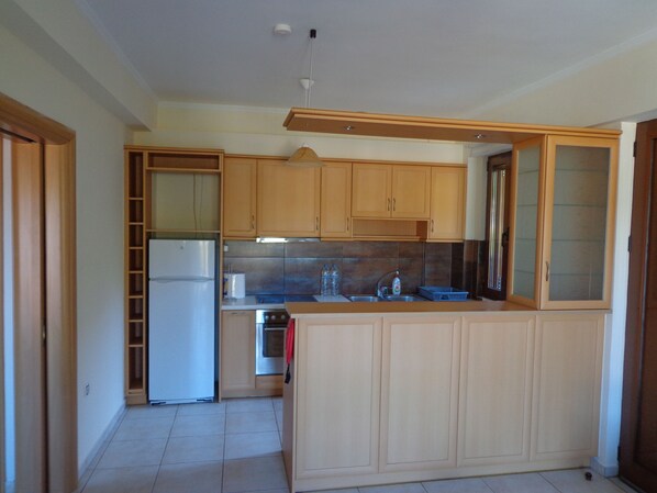 Exclusive Apartment, Mountain View | Private kitchen | Full-sized fridge, oven, stovetop, cookware/dishes/utensils