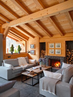 Smart TV, chimenea, futbolito, mesa de ping pong