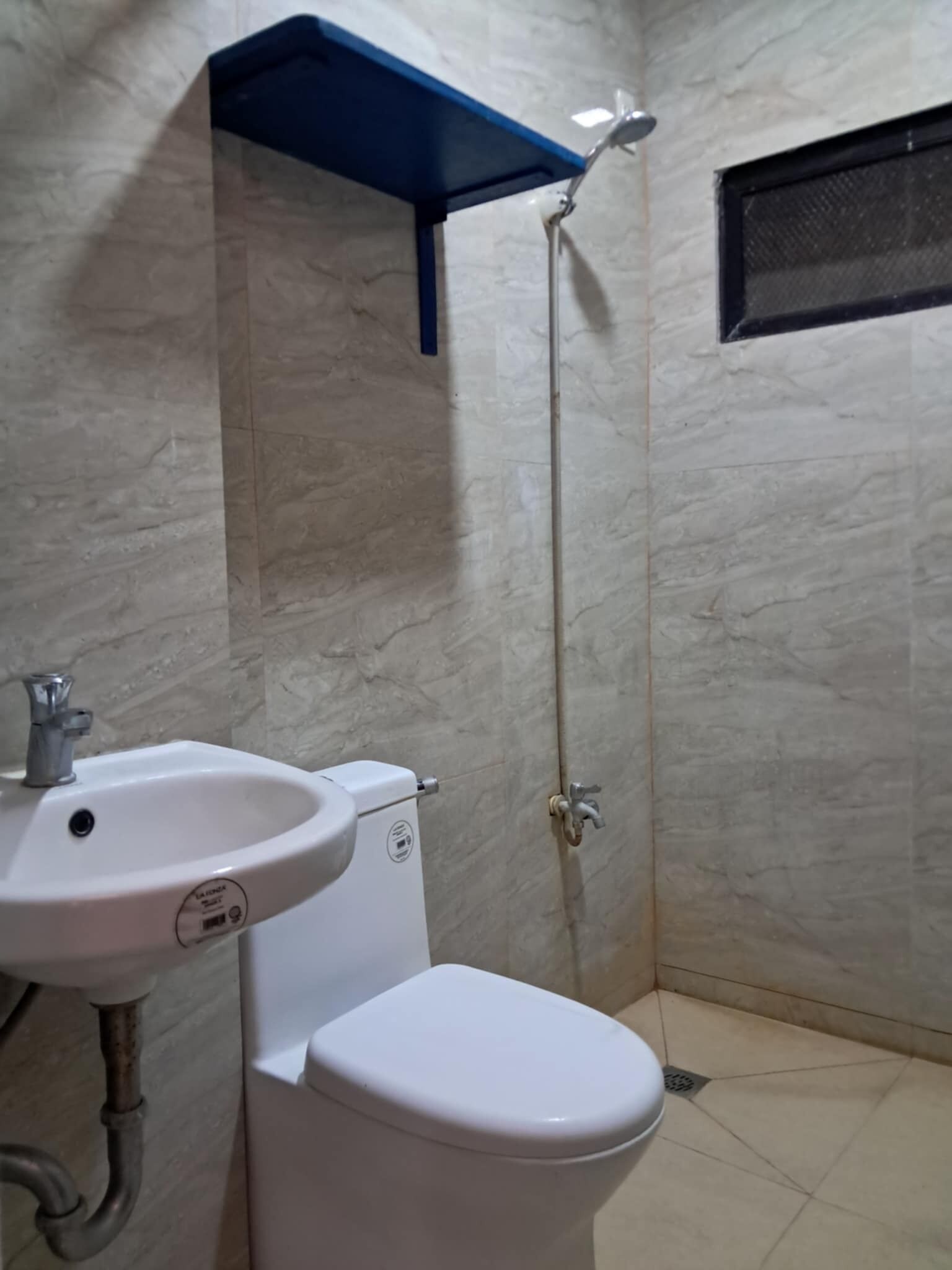 Economy Room | Bathroom | Shower, hair dryer, towels, toilet paper