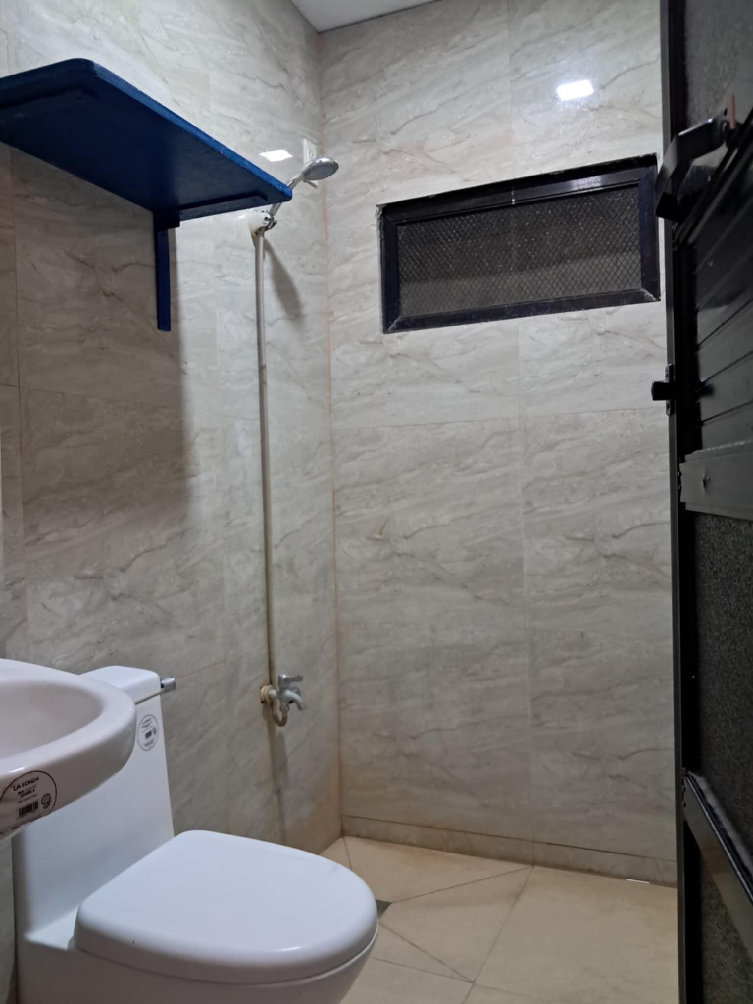 Un baño con inodoro, ducha y lavamanos.