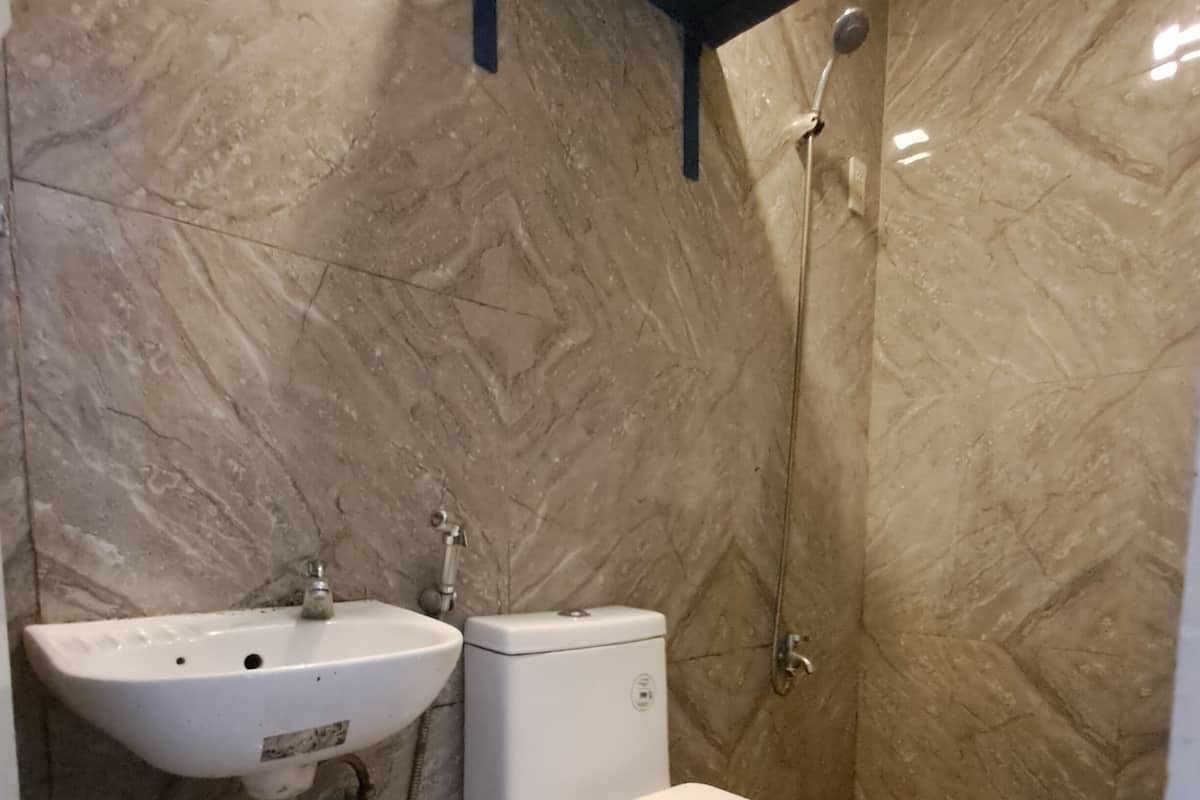 Bathroom | Shower, hair dryer (on request), towels, toilet paper