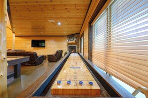 Game room - Big Timber Lodge (Broken Bow)