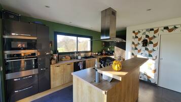 Een microgolfoven, een oven, een kookplaat, een vaatwasser