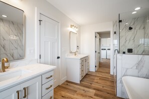 House, 6 Bedrooms | Bathroom | Towels, shampoo - Hidden Treasure Retreat W/hot Tub & River Access 6 Bedroom Home (Shelley)