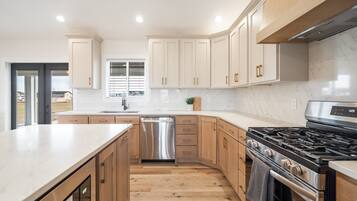 House, 6 Bedrooms | Private kitchen | Fridge, oven, coffee/tea maker, toaster
