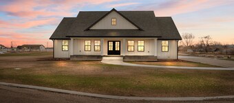 Hidden Treasure Retreat W/hot Tub & River Access 6 Bedroom Home