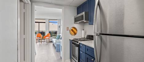 Condo, 1 Bedroom | Dapur peribadi | Peti sejuk, pembancuh kopi/teh, pembakar roti