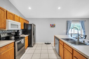 House, 3 Bedrooms | Private kitchen | Fridge, oven, coffee/tea maker, toaster