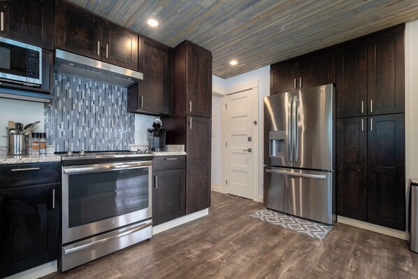 Kühlschrank, Mikrowelle, Ofen, Herdplatte