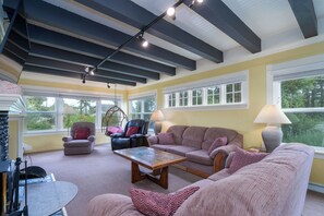 Smart TV - Multi-level home, large wrap around deck, stunning views of the Necanicum River. (Seaside)