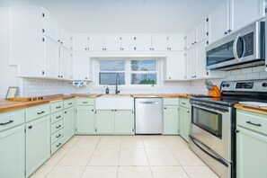House, 3 Bedrooms | Private kitchen | Fridge, oven, coffee/tea maker
