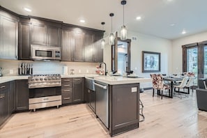 Appart'hôtel, 2 chambres | Cuisine privée | Réfrigérateur, four, cafetière/bouilloire, grille-pain