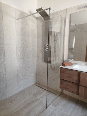 Appartement | Salle de bain | Douche, séchoir à cheveux