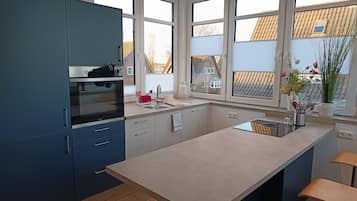 Fridge, oven, stovetop, dishwasher