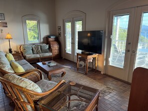 Smart TV, DVD player, books, music library - BLUE PEARL VILLA, St John USVI-ocean view, private pool, backup power, AC, gated (Coral Bay)