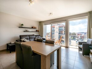 Apartment | Dining - Chic Apartment in Koksijde With Modern Comforts (Koksijde)