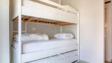 Căn hộ | 2 phòng ngủ, trang bị nội thất với thiết kế riêng biệt