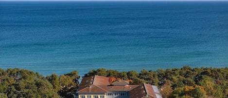 Un edificio costero con vista al mar.