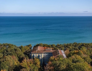 A coastal building with a view of the sea. - Ferienpark Rugen Ifa, Binz (Binz)