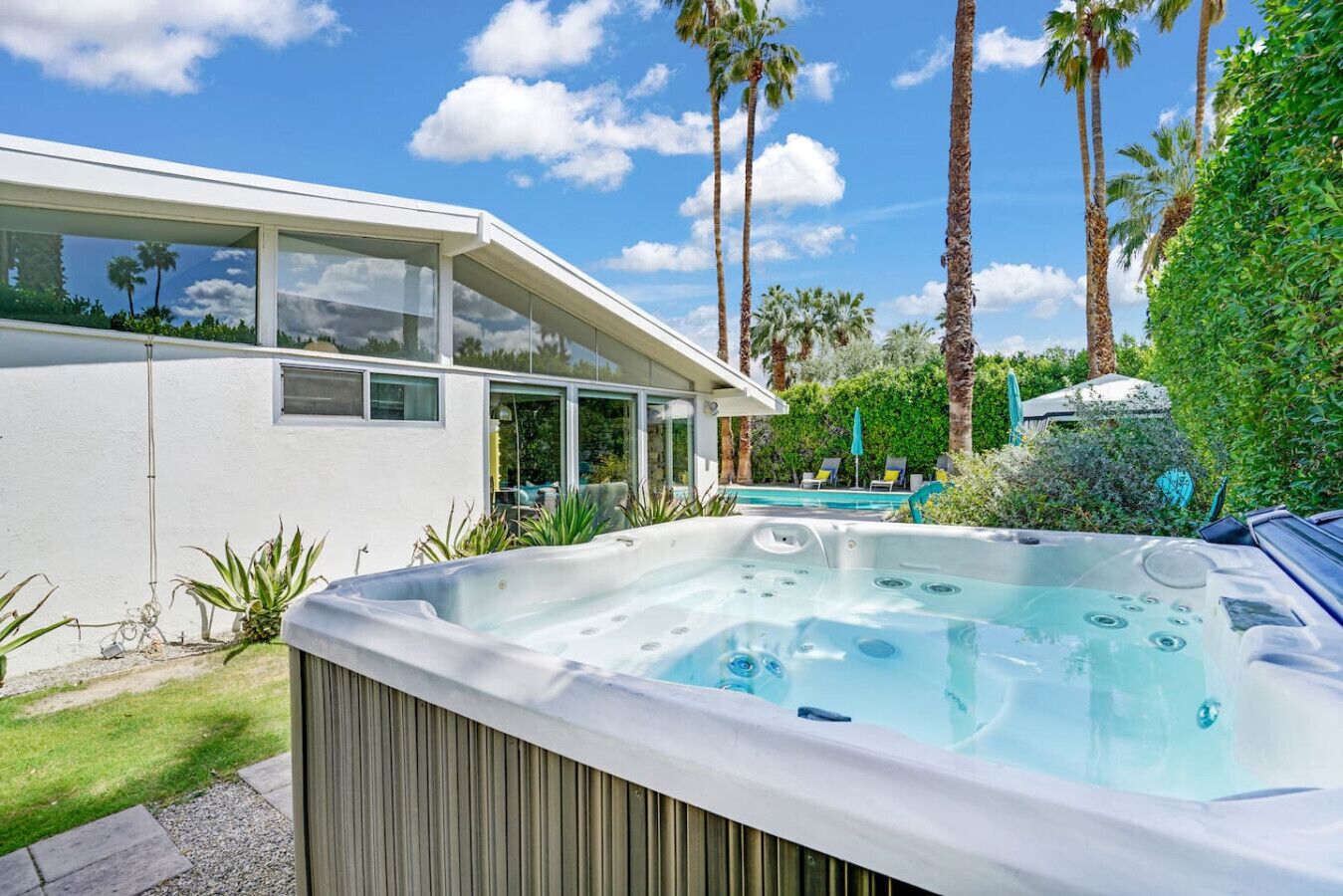 Bañera de hidromasaje al aire libre