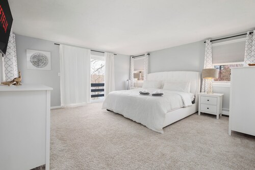 Hidden Gem Lake House 3 BR, 2.5 BA, 6 ppl