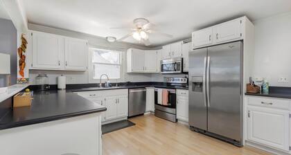 Hidden Gem Lake House 3 BR, 2.5 BA, 6 ppl