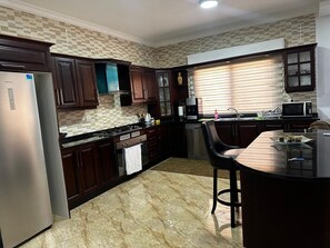 Microwave, oven, stovetop - (8) 3-bedroom apartment near shopping and hospitals, free parking, WiFi, AC (Amman)