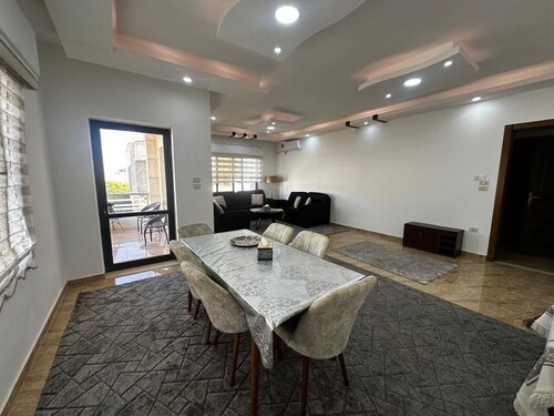 (8) 3-bedroom apartment near shopping and hospitals, free parking, WiFi, AC