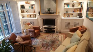 TV, books - Lovely Spacious One Bedroom Garden Flat near Westfield Shopping Center (London)