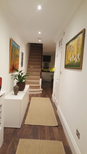 Interior - Lovely Spacious One Bedroom Garden Flat near Westfield Shopping Center (London)