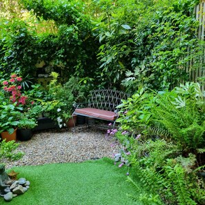 Property grounds - Lovely Spacious One Bedroom Garden Flat near Westfield Shopping Center (London)