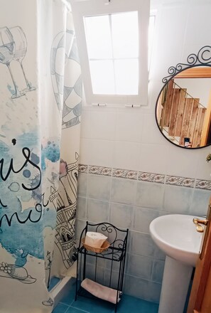 Assecador de cabells, bidet, tovalloles i sabó
