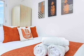 2 bedrooms, iron/ironing board, WiFi