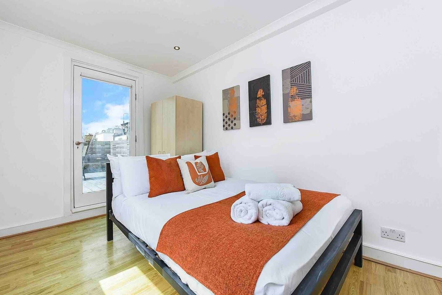 2 bedrooms, iron/ironing board, WiFi