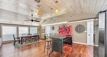 Beachy Vibes-3 bedroom/2 bath/pet-friendly, w/pool, sleeps 10