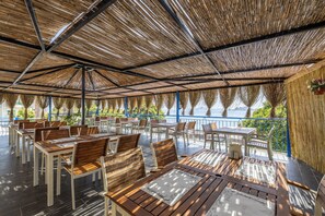 Ontbijt, serveert lunch, diner, lokale gerechten, openlucht dineren 