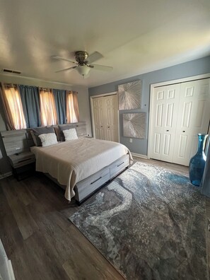 3 bedrooms, iron/ironing board, free WiFi, bed sheets - Charming 3-bedroom house with WiFi, and AC. (Farrell)