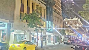 Ein mehrstöckiges Hotel mit modernem Design, das Balkone und einen markanten Eingang zeigt.