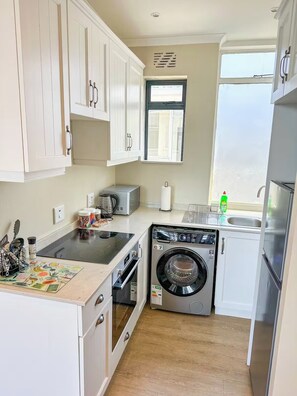 Mikrovågsugn, ugn, spishäll och diskmaskin